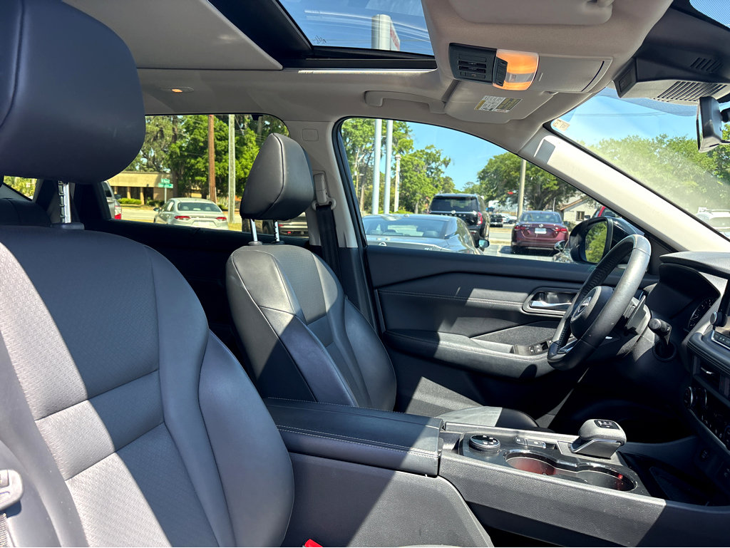 Used 2024 Nissan Rogue SV w/ SV Premium Package image 13