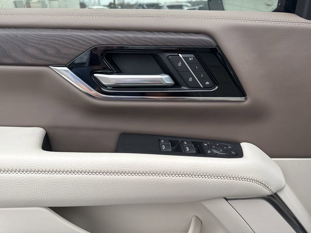 Used 2025 GMC Yukon Denali w/ Sun & Power Step Package image 11