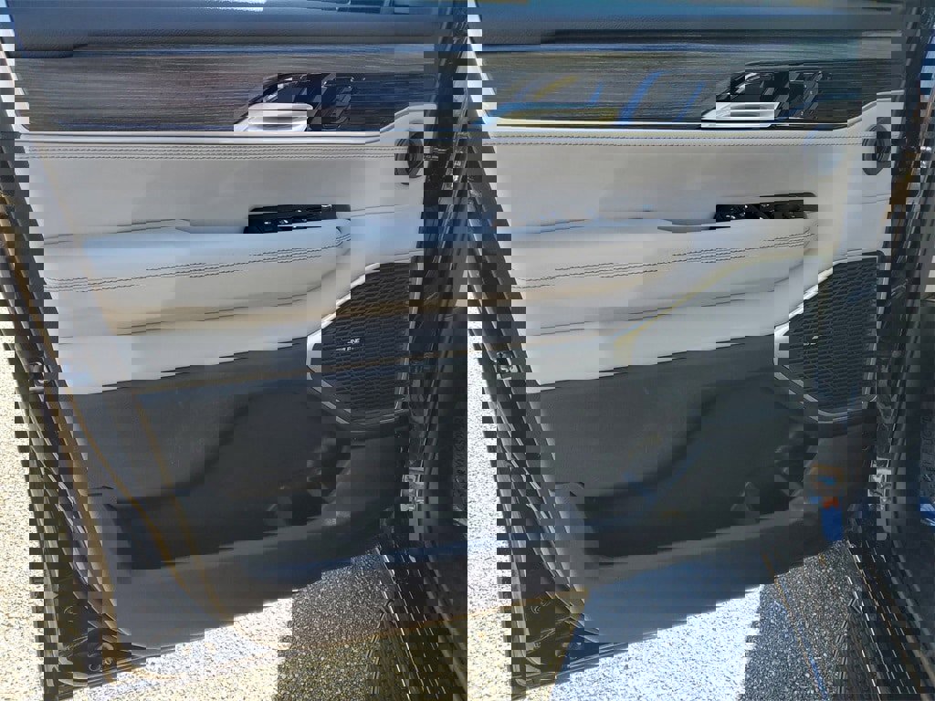 Used 2023 Jeep Wagoneer Series III w/ Preferred Equipment Group image 8