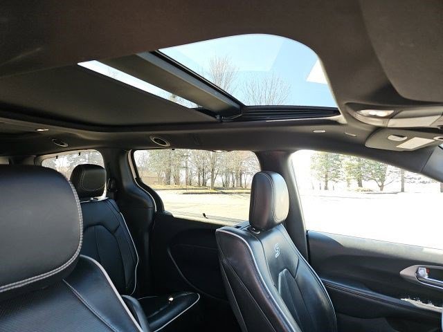 Used 2021 Chrysler Pacifica Limited w/ Uconnect Theater Family Group image 13