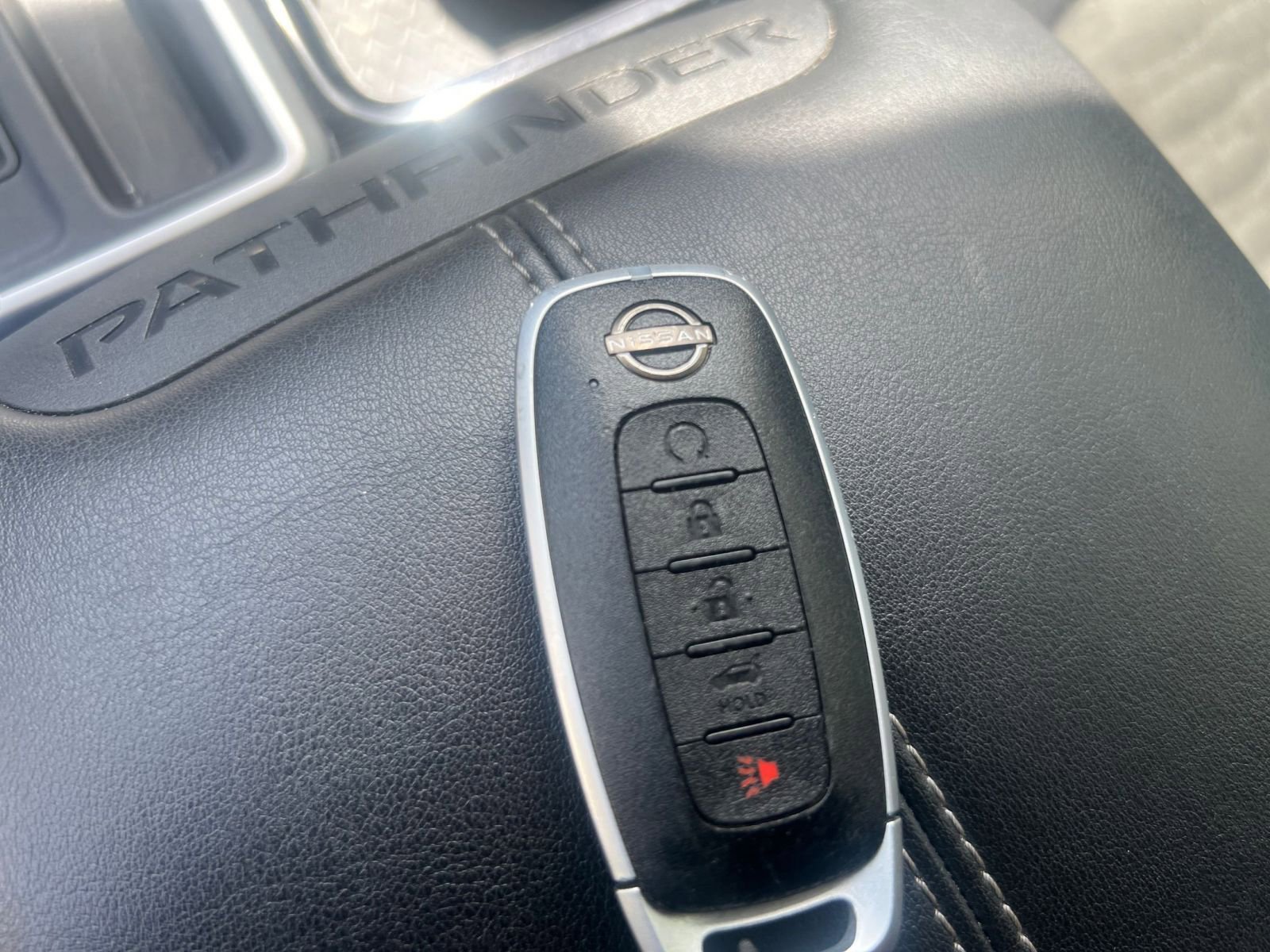 Used 2025 Nissan Pathfinder SV FWD image 18