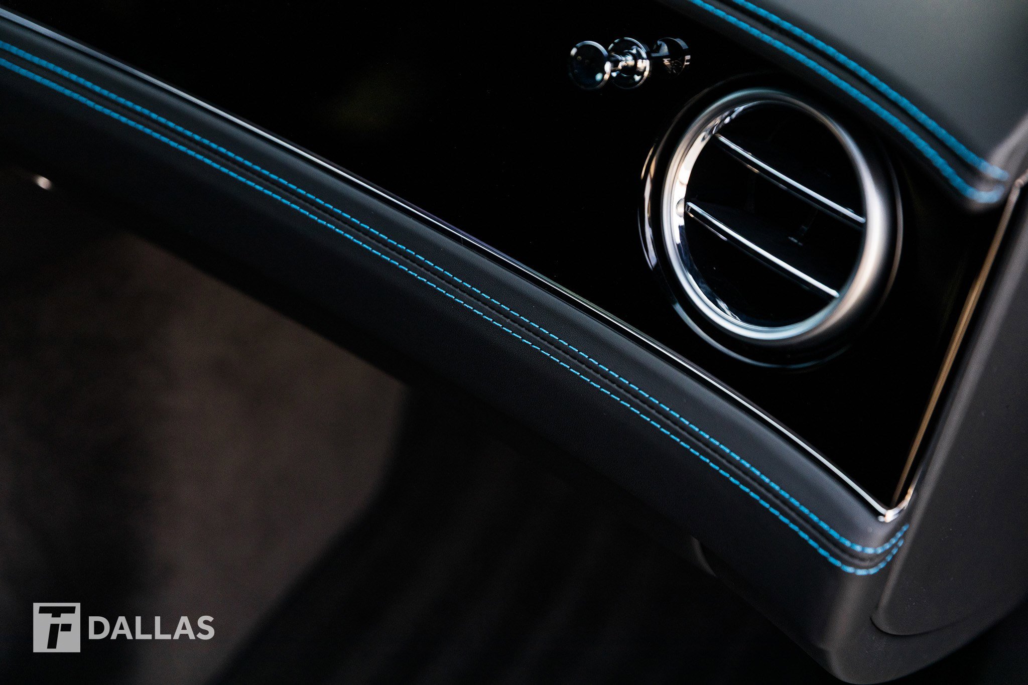 Used 2024 Bentley Flying Spur V8 image 41