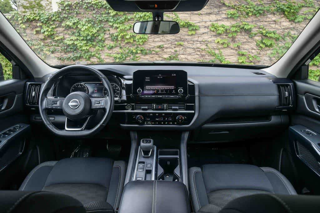Used 2024 Nissan Pathfinder SV w/ SV Premium Package FWD image 15