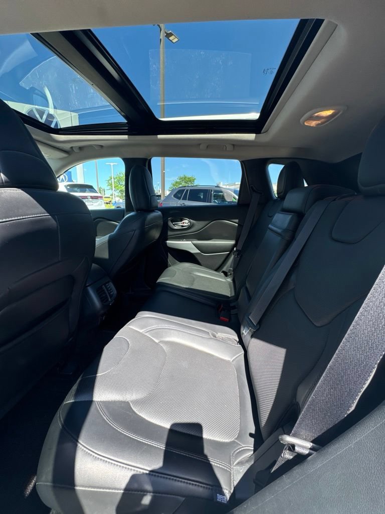 Used 2018 Jeep Cherokee Overland AWD/4WD image 17