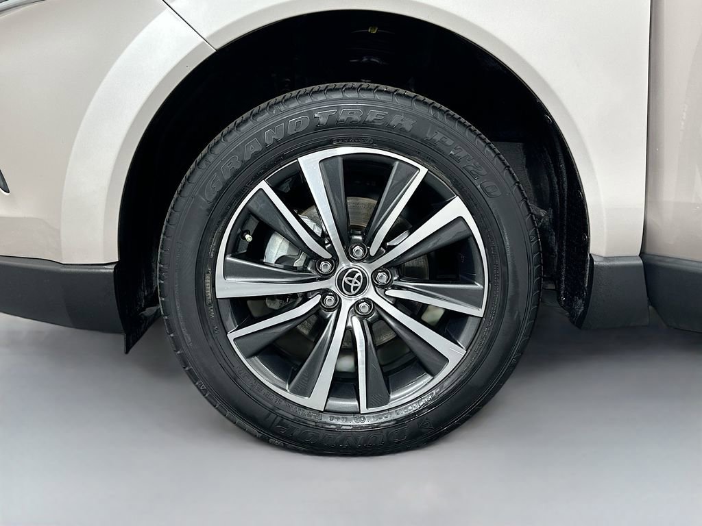 Used 2023 Toyota Venza LE image 30