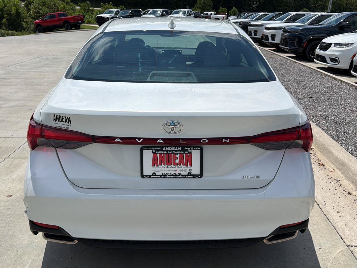 Used 2022 Toyota Avalon XLE w/ Moonroof Package FWD image 4