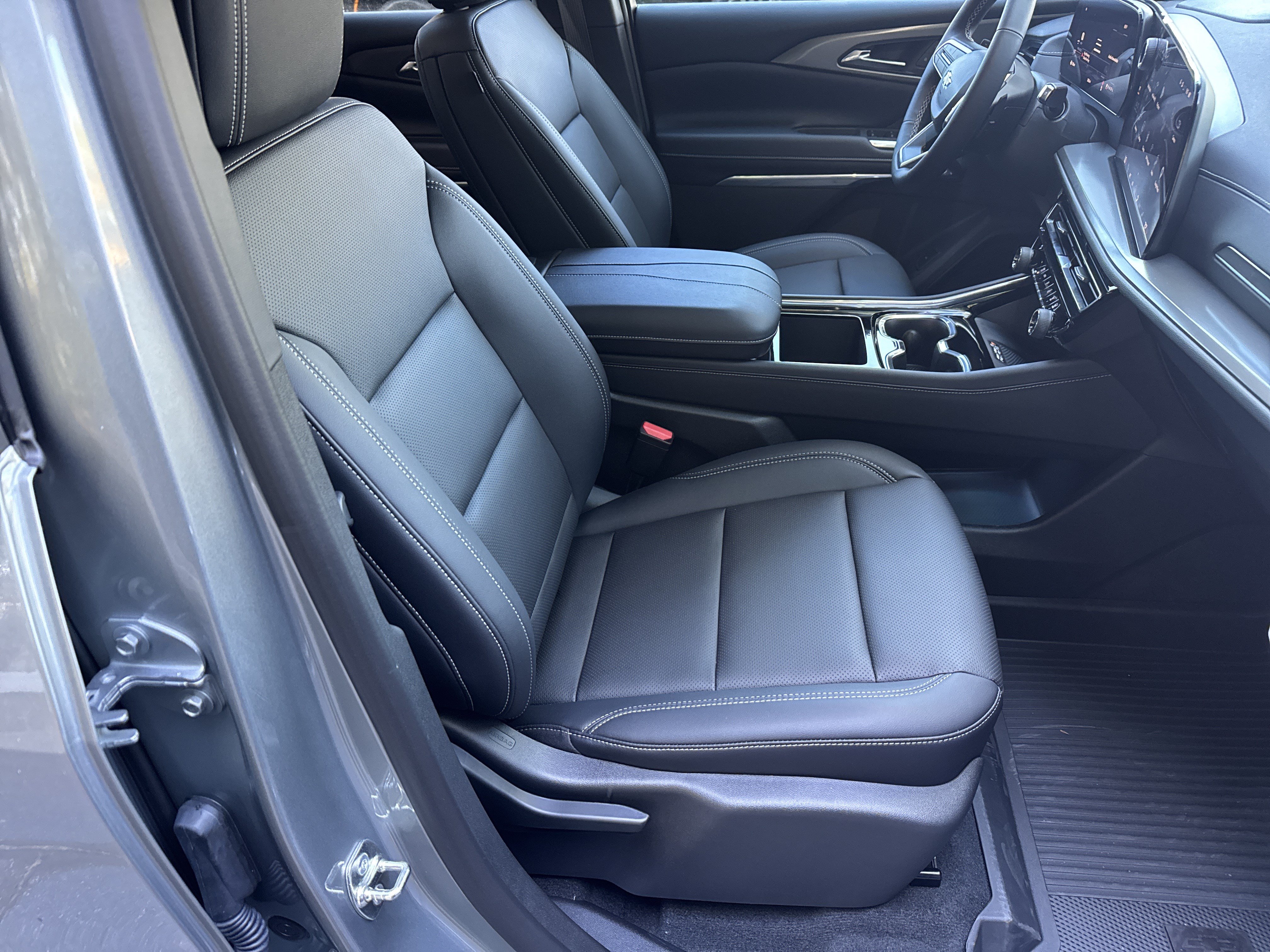 New 2027 Chevrolet Traverse LT w/ LPO, Floor Liner Package FWD image 13