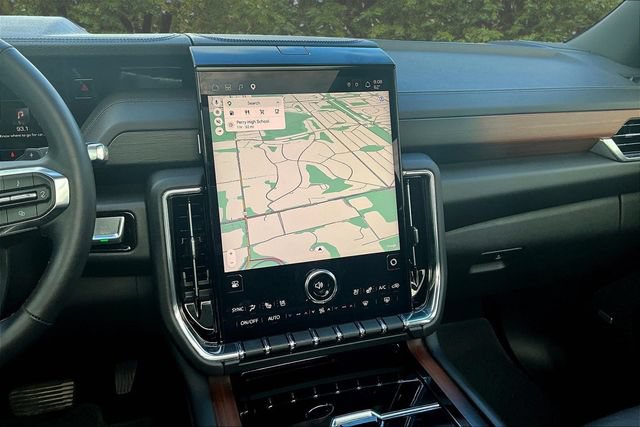 Used 2026 GMC Yukon Denali w/ Sun & Power Step Package AWD/4WD image 9