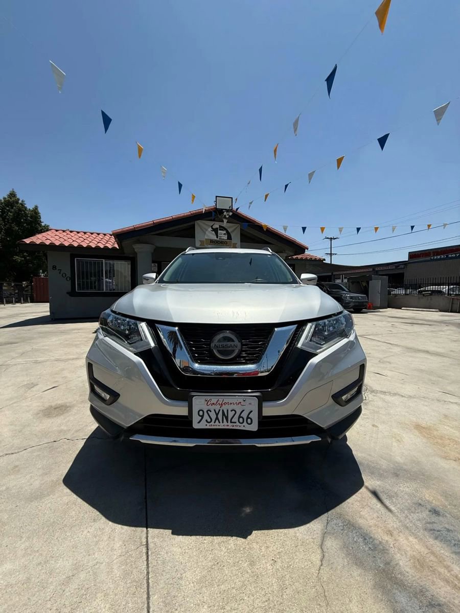 Used 2019 Nissan Rogue SV w/ Premium Package image 2
