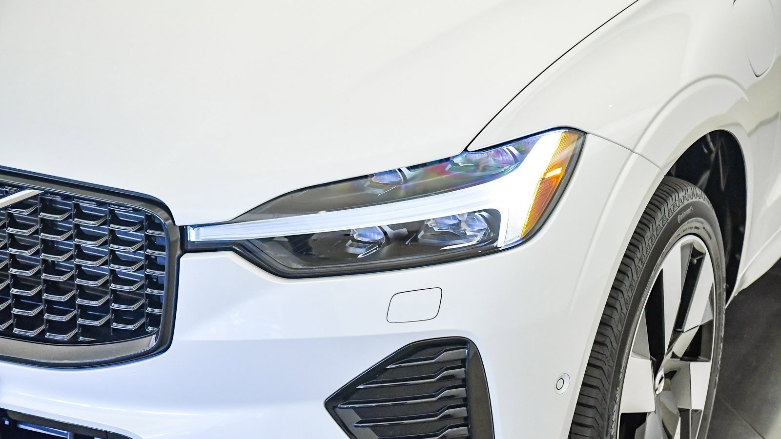 Certified 2025 Volvo XC60 T8 Plus w/ Protection Package Premier image 9