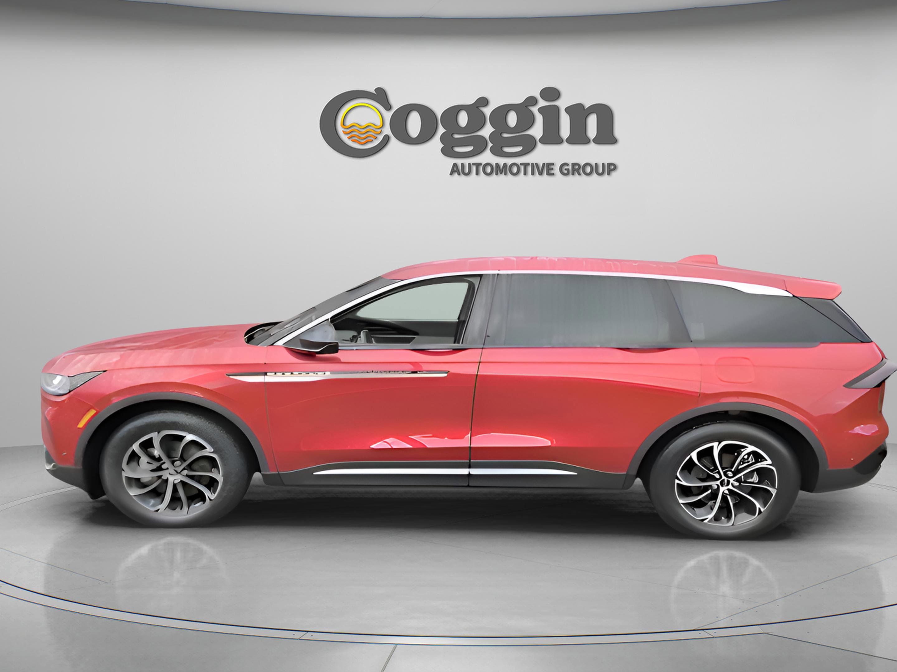 Used 2024 Lincoln Nautilus Premier image 3