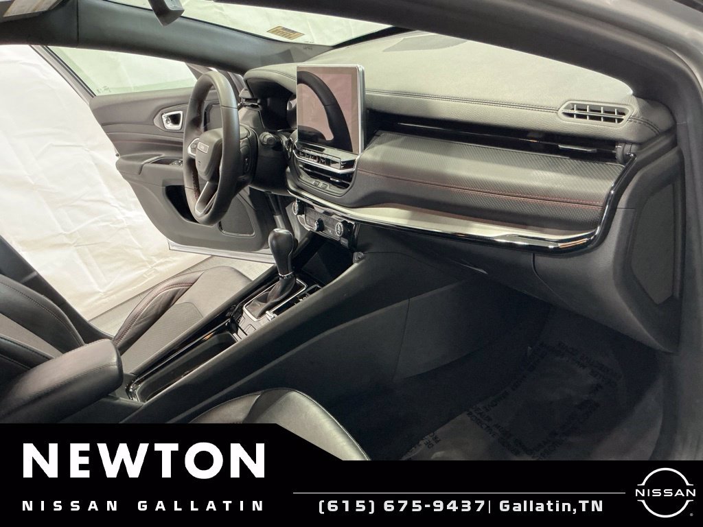 Used 2025 Jeep Compass Trailhawk AWD/4WD image 16
