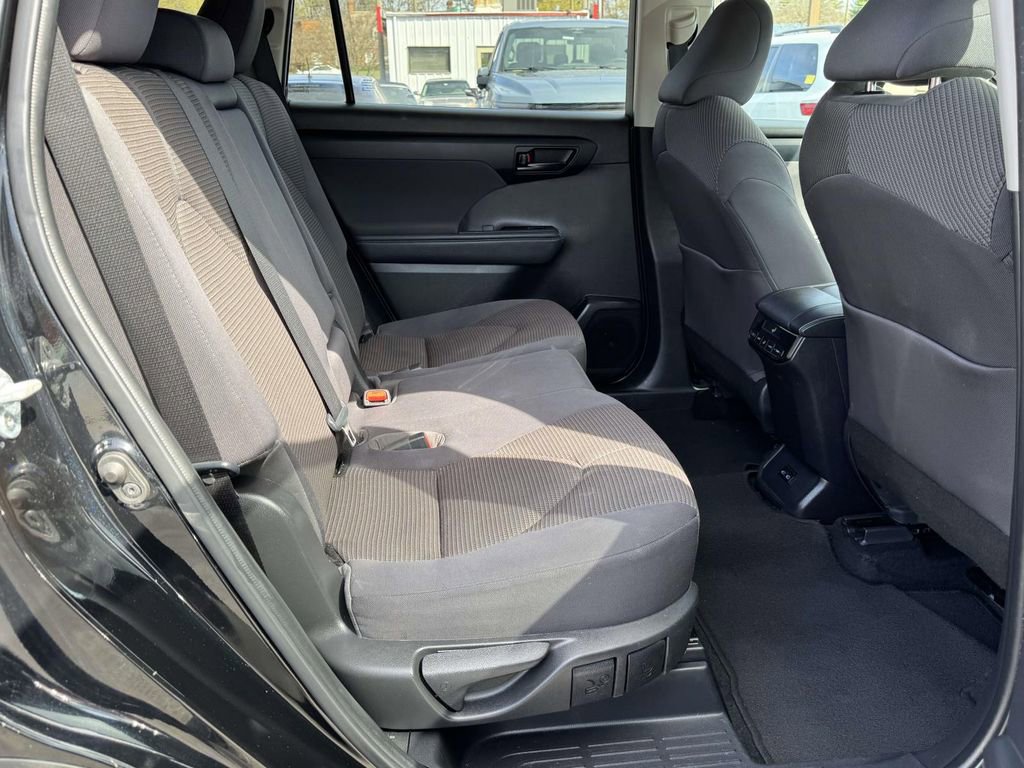 Used 2022 Toyota Highlander L image 15