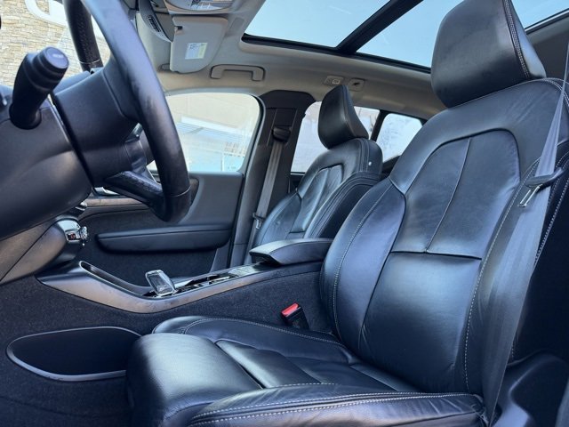 Used 2023 Volvo XC40 B5 Plus image 11