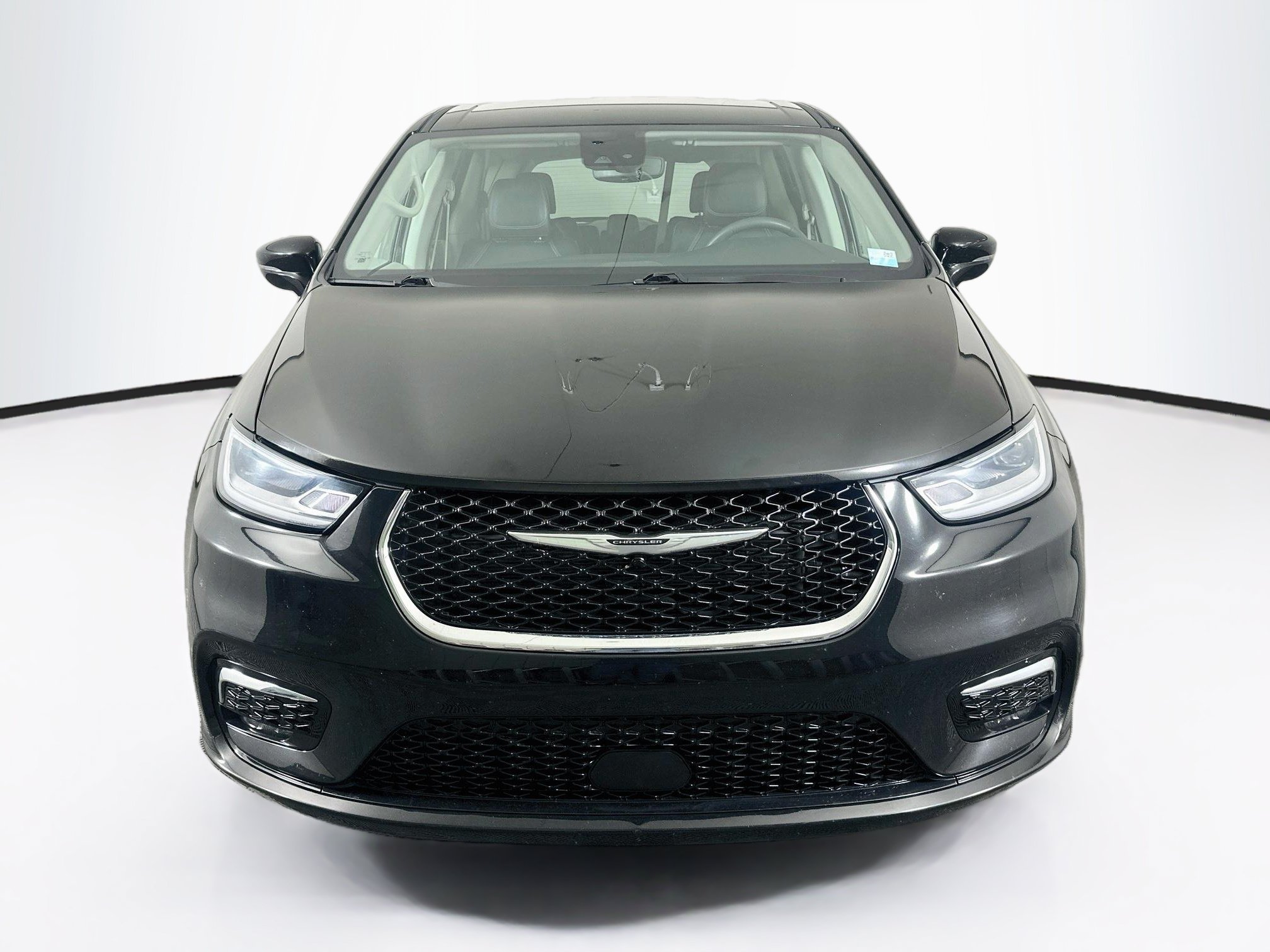 Used 2024 Chrysler Pacifica Touring-L FWD image 2
