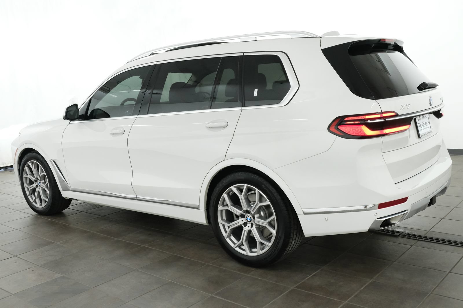 Used 2024 BMW X7 xDrive40i w/ Premium Package AWD/4WD image 3