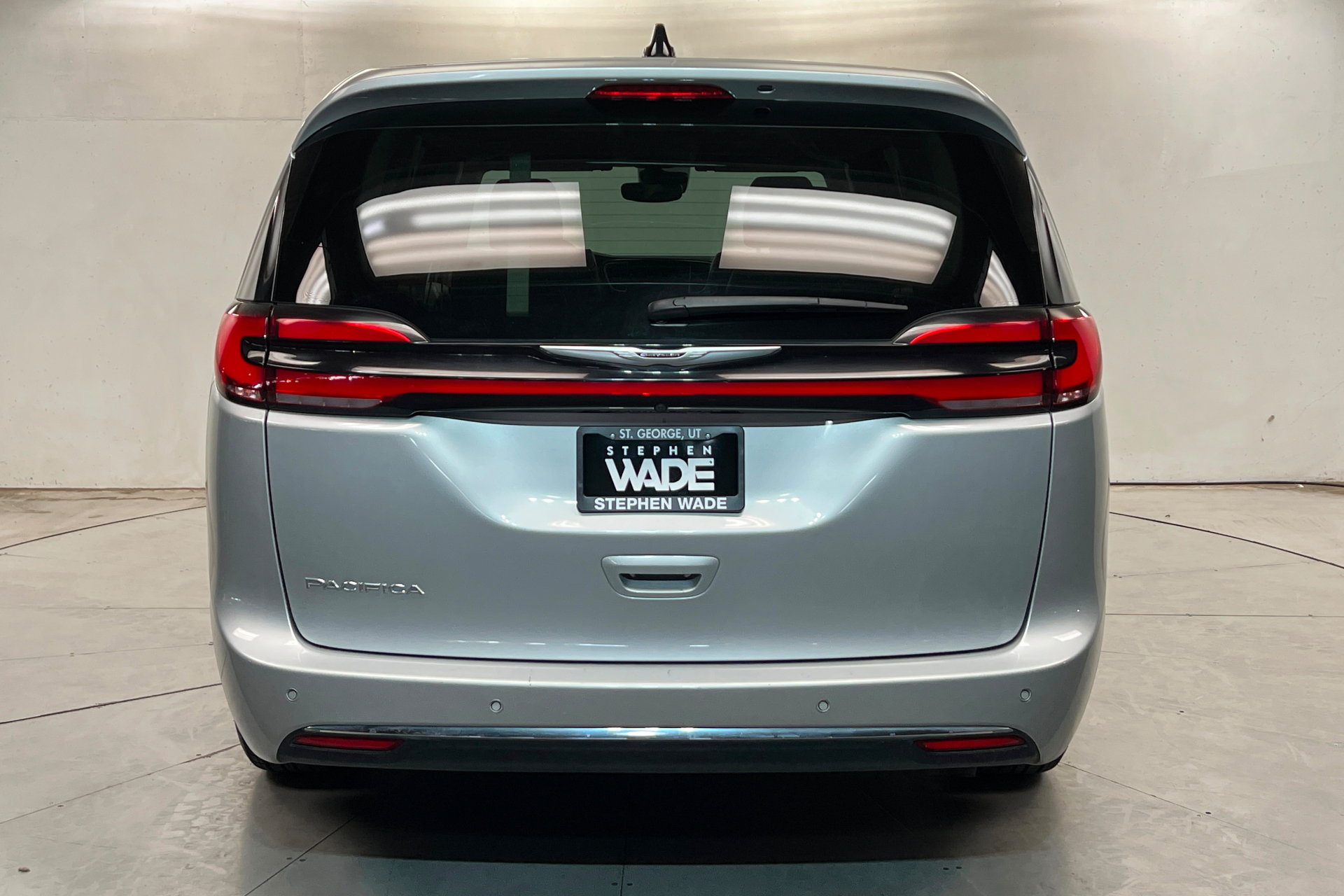 Used 2024 Chrysler Pacifica Touring-L FWD image 4