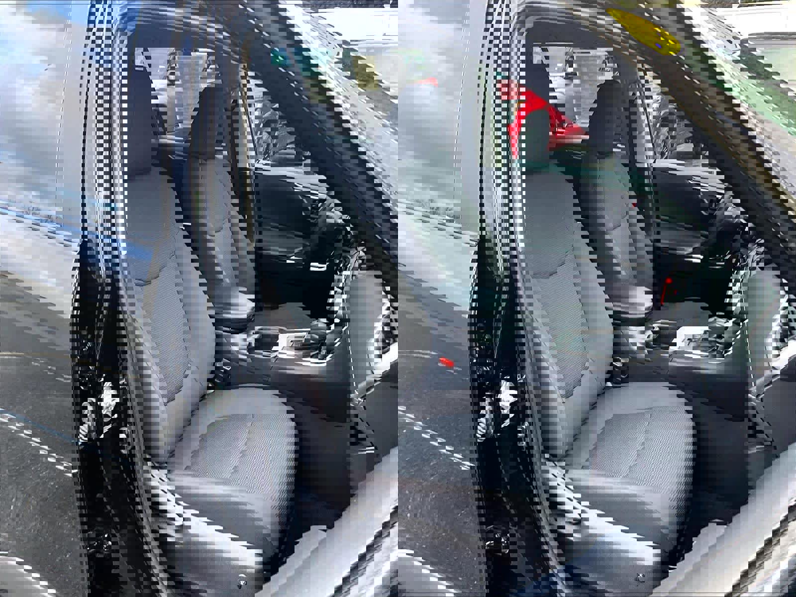 Used 2022 Toyota RAV4 LE image 11