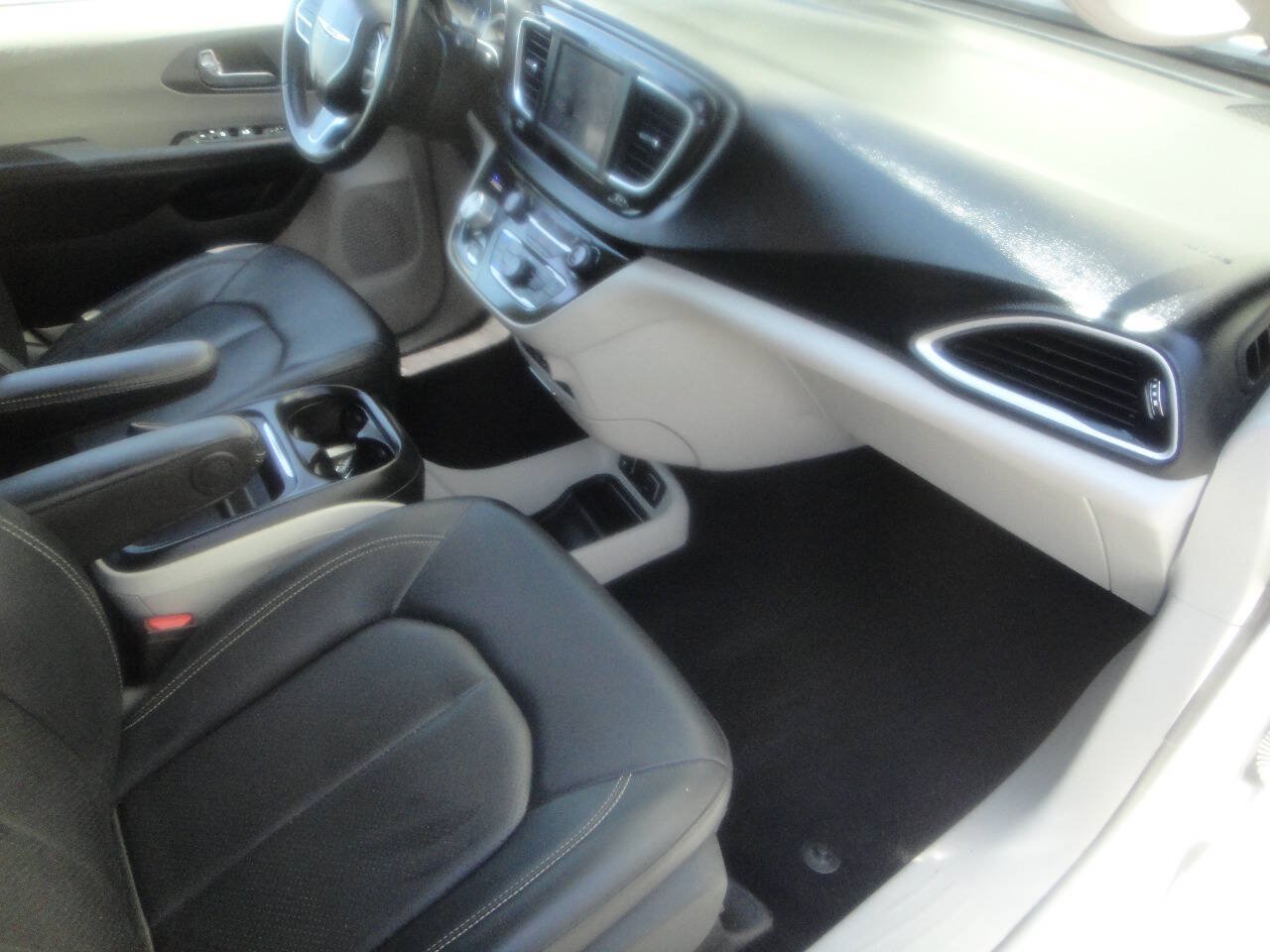 Used 2020 Chrysler Pacifica Touring-L FWD image 14