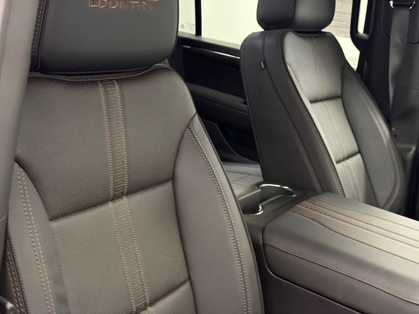 Used 2025 Chevrolet Suburban High Country AWD/4WD image 13