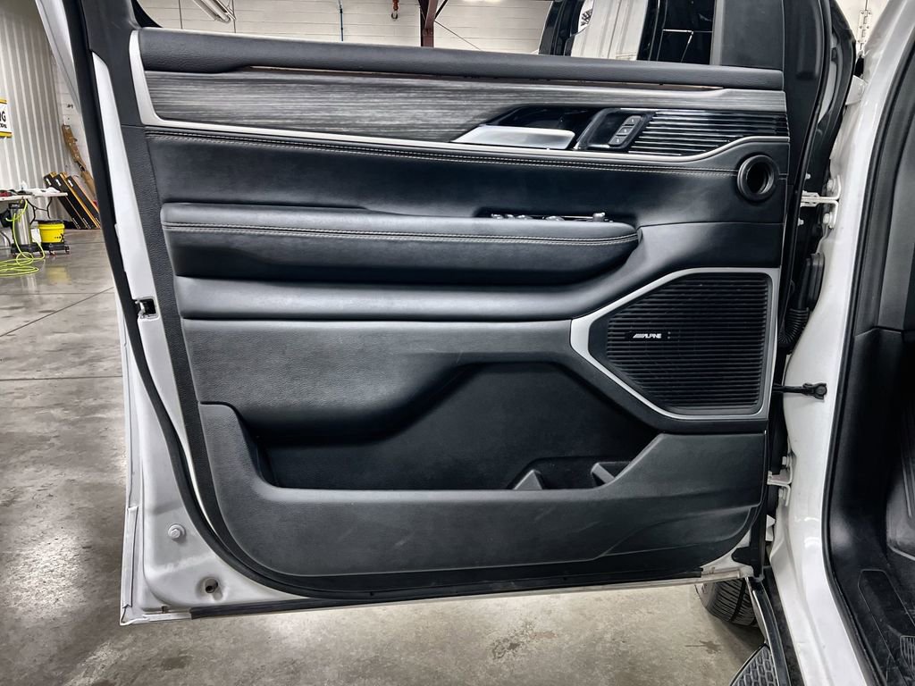 Used 2024 Jeep Wagoneer Series II w/ Flexible Seating Group AWD/4WD image 17