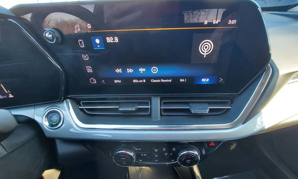 Used 2025 Chevrolet Trax LT w/ LT Convenience Package image 18