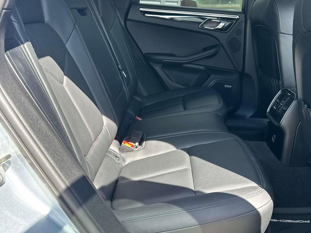 Certified 2021 Porsche Macan image 14