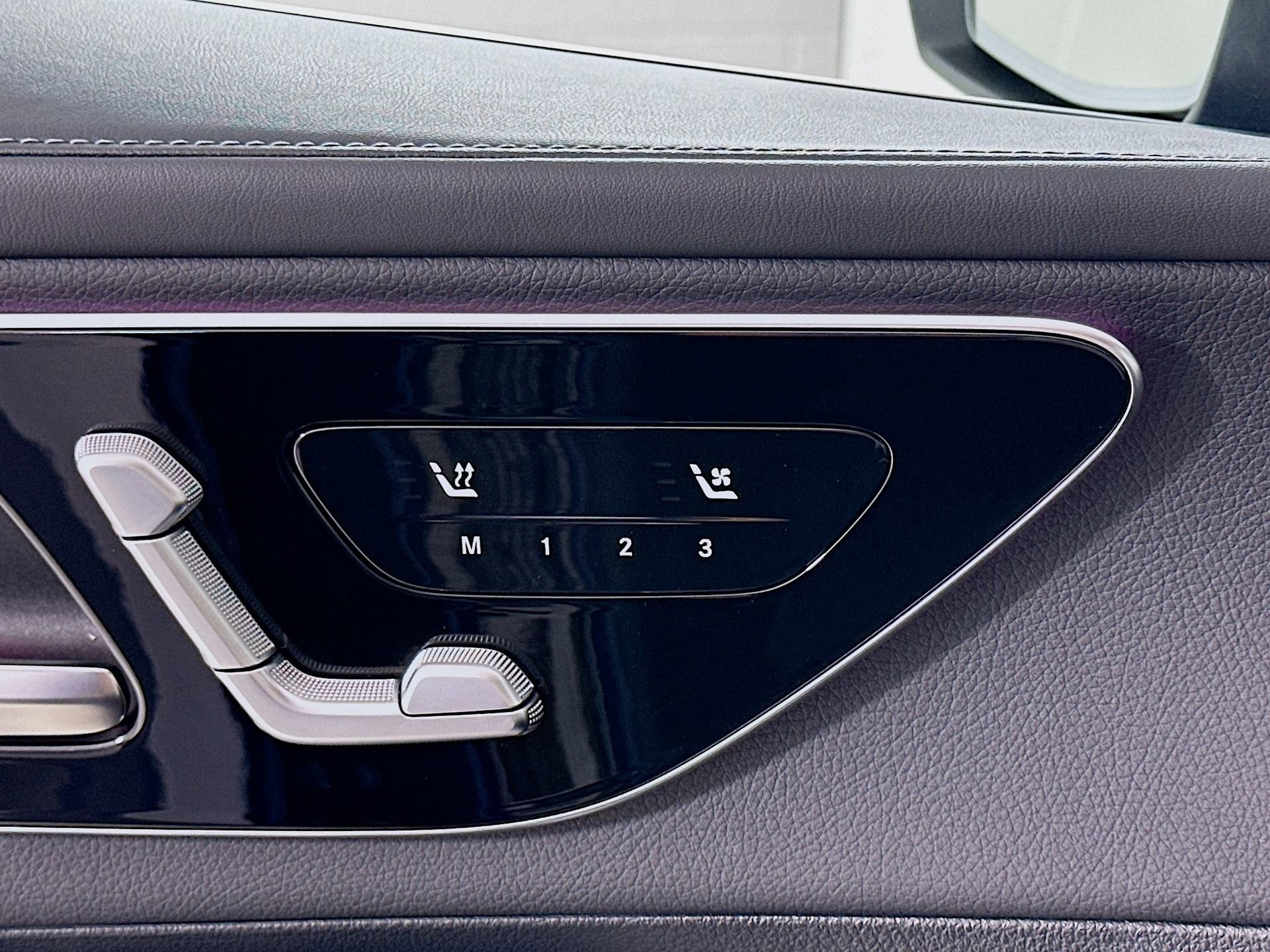 Used 2025 Mercedes-Benz GLC 300 4MATIC image 22