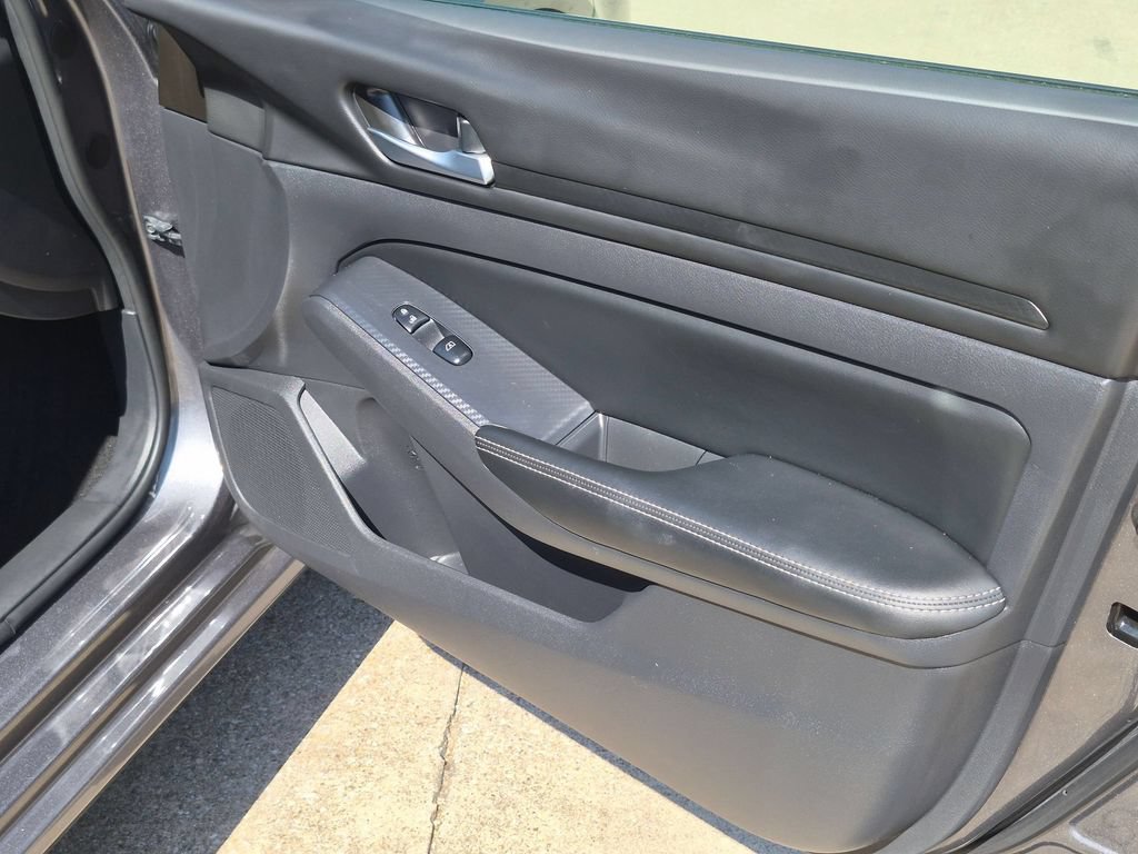 Used 2025 Nissan Altima 2.5 SV FWD image 32