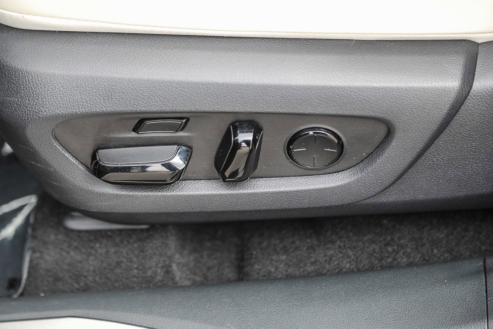 Used 2023 Lexus RX 350 FWD w/ Cold Area Package image 19