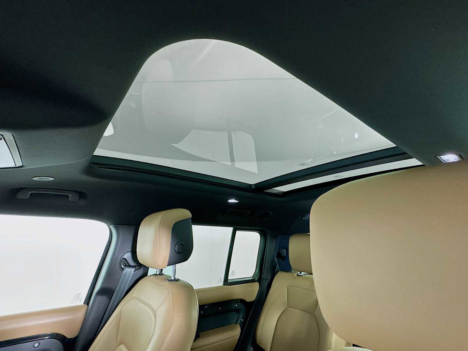 Used 2025 Land Rover Defender 130 X-Dynamic SE image 12