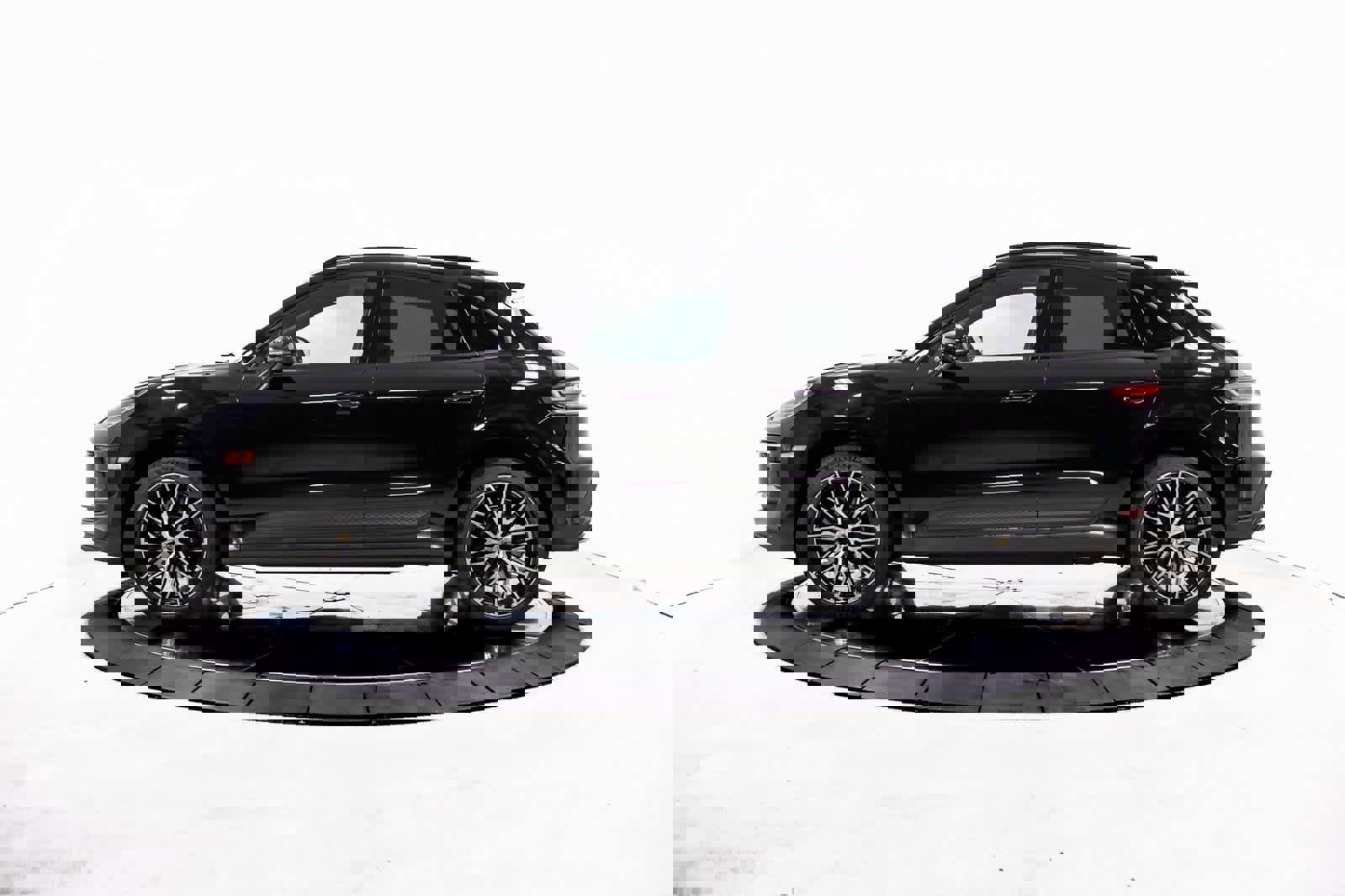 Certified 2025 Porsche Macan image 2