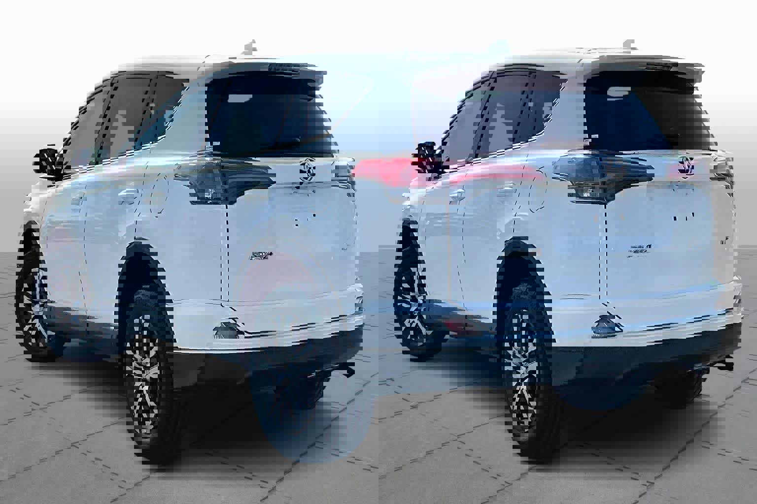 Used 2018 Toyota RAV4 LE image 12