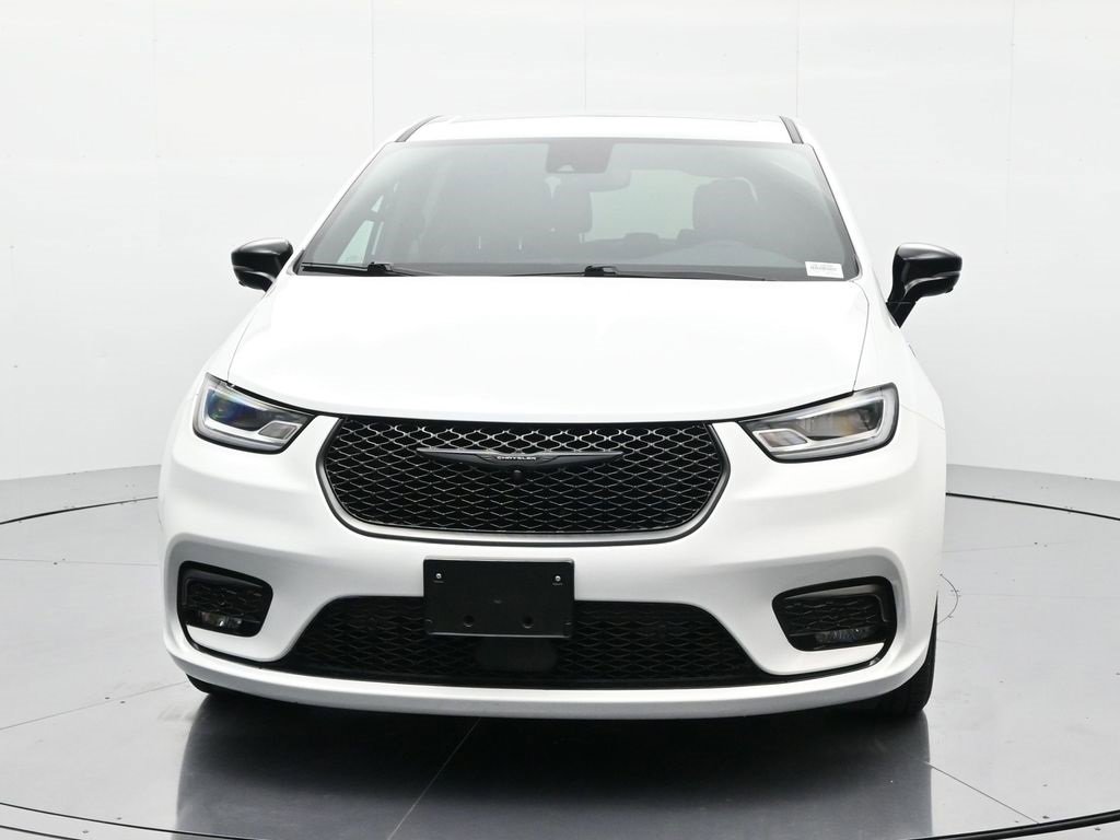 Used 2024 Chrysler Pacifica Select image 2