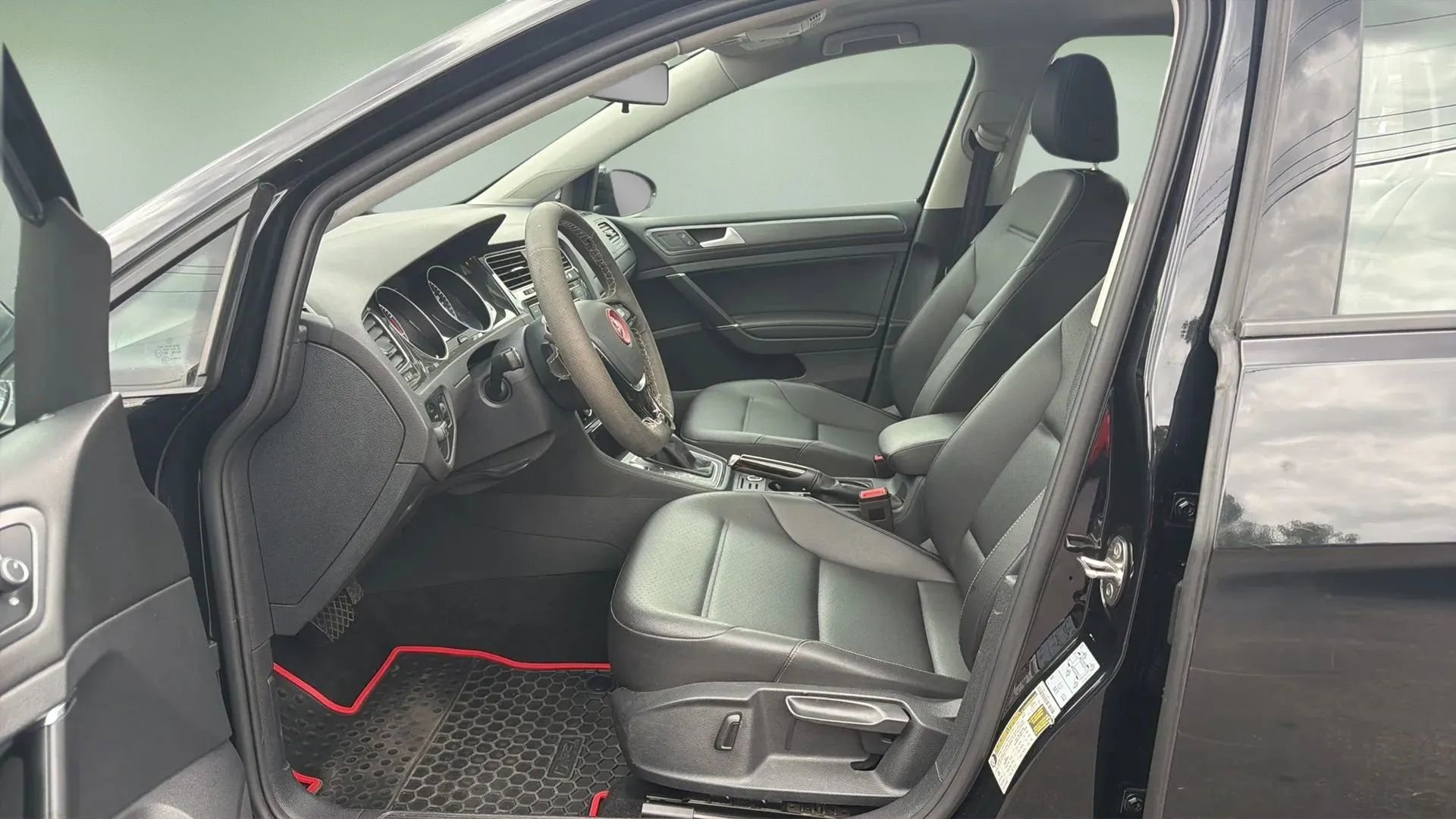 Used 2021 Volkswagen Golf 4-Door image 18