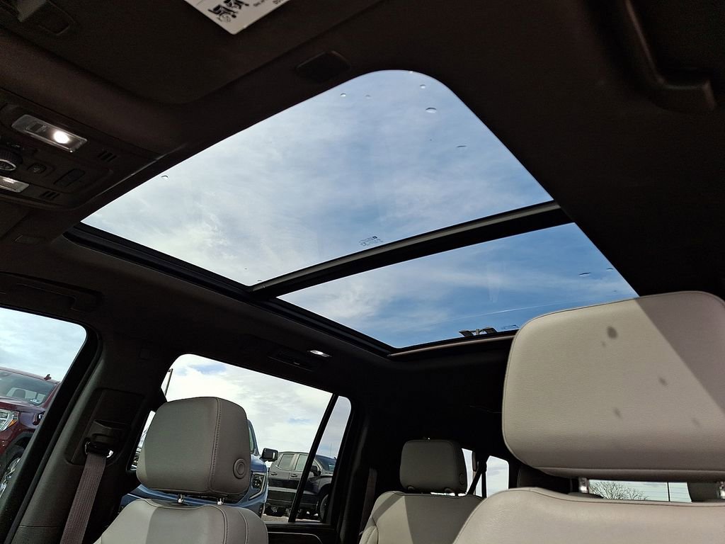 Used 2023 Chevrolet Suburban LT w/ Luxury Package image 17