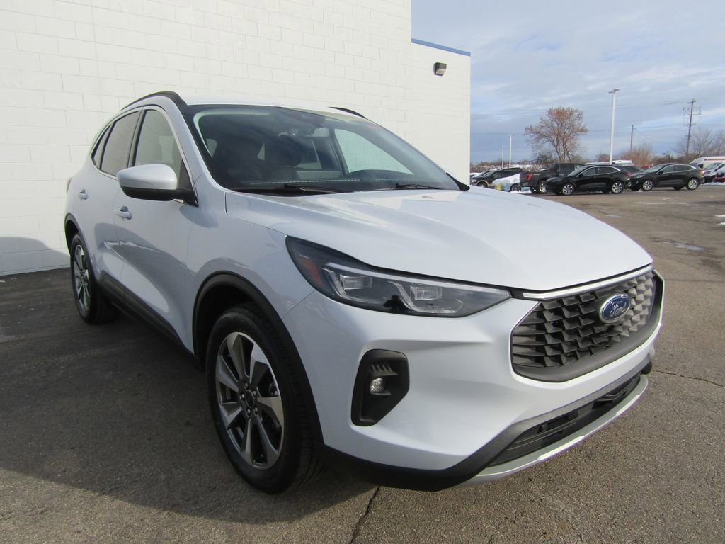 Used 2025 Ford Escape Platinum w/ Class II Trailer Tow Package image 8