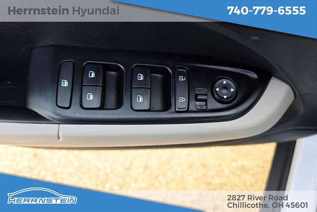 Used 2025 Hyundai Venue SEL FWD image 14