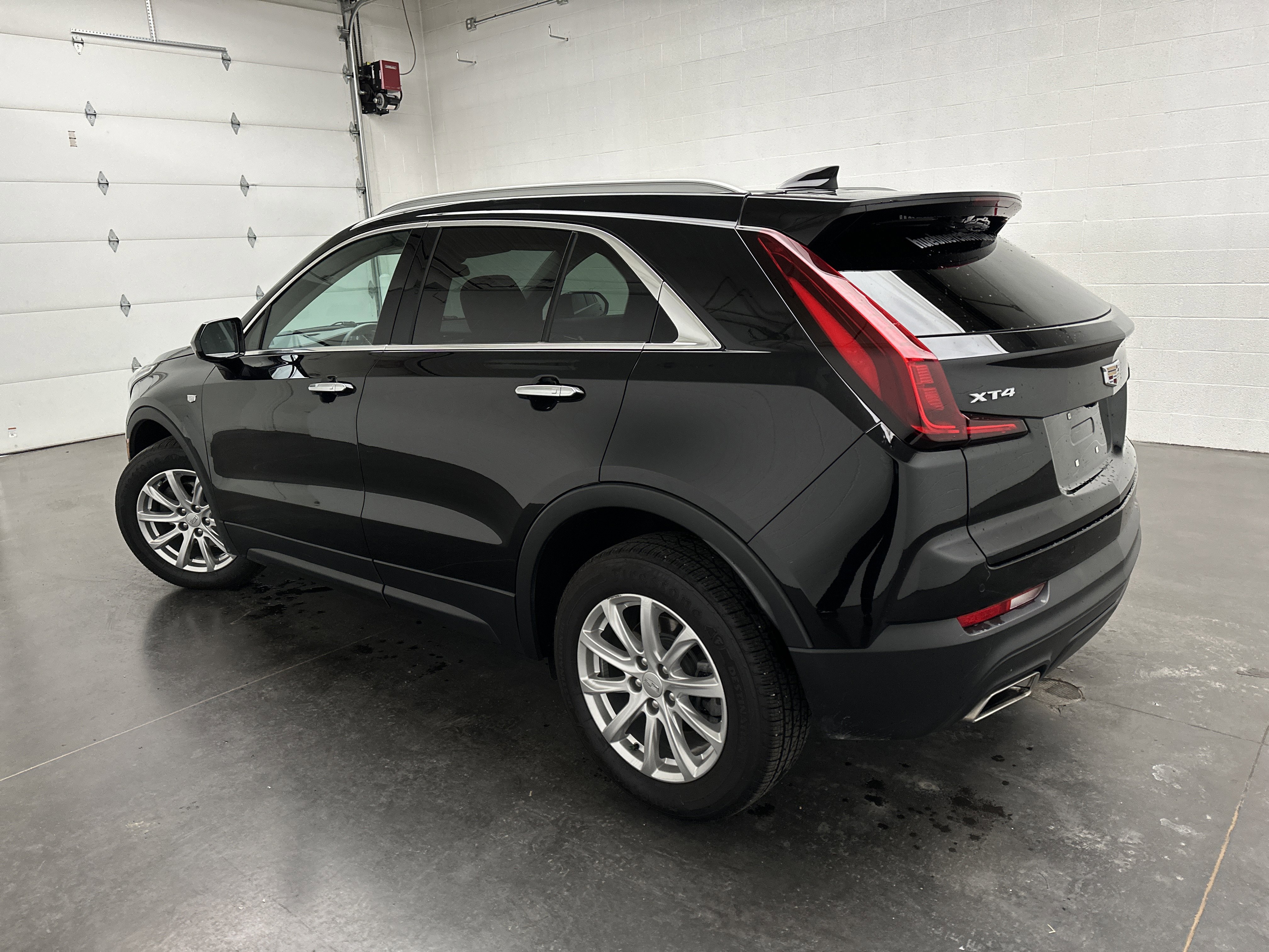 Used 2023 Cadillac XT4 Luxury w/ Cold Weather Package image 7