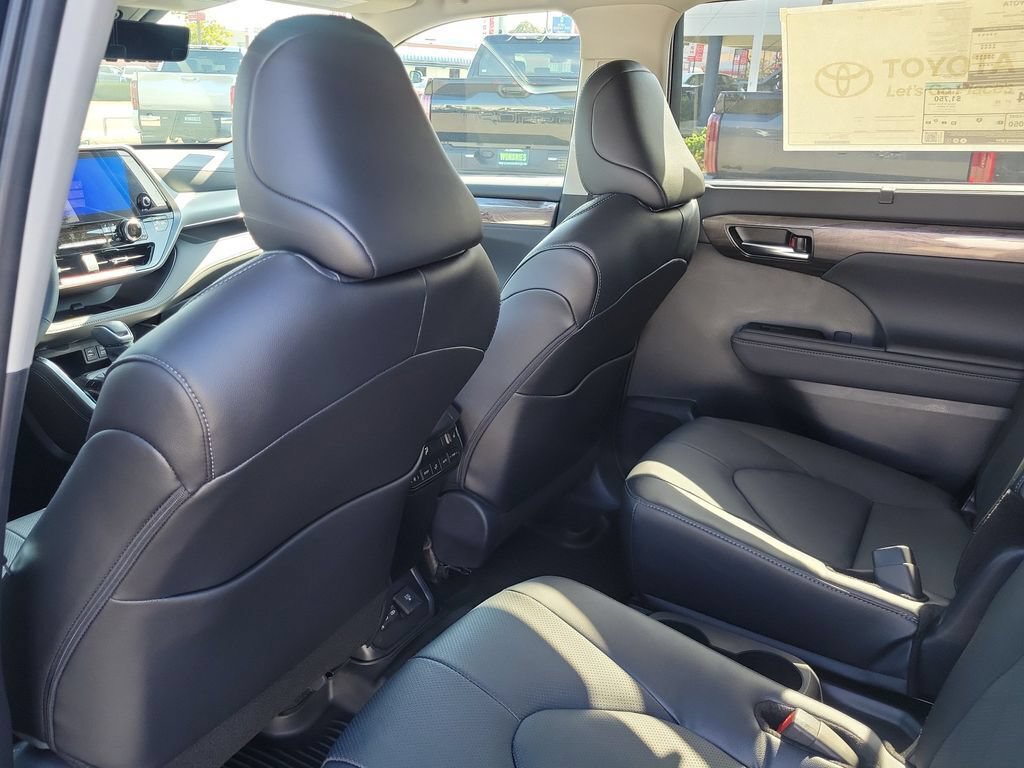 New 2026 Toyota Highlander Platinum AWD/4WD image 14
