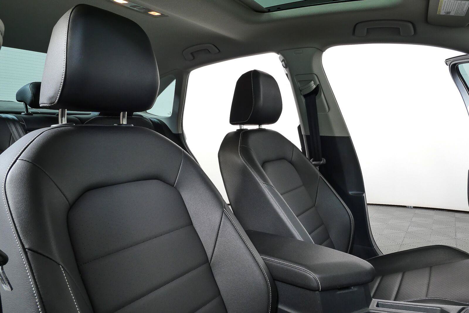 Used 2024 Volkswagen Jetta SE w/ Panoramic Sunroof Package FWD image 19