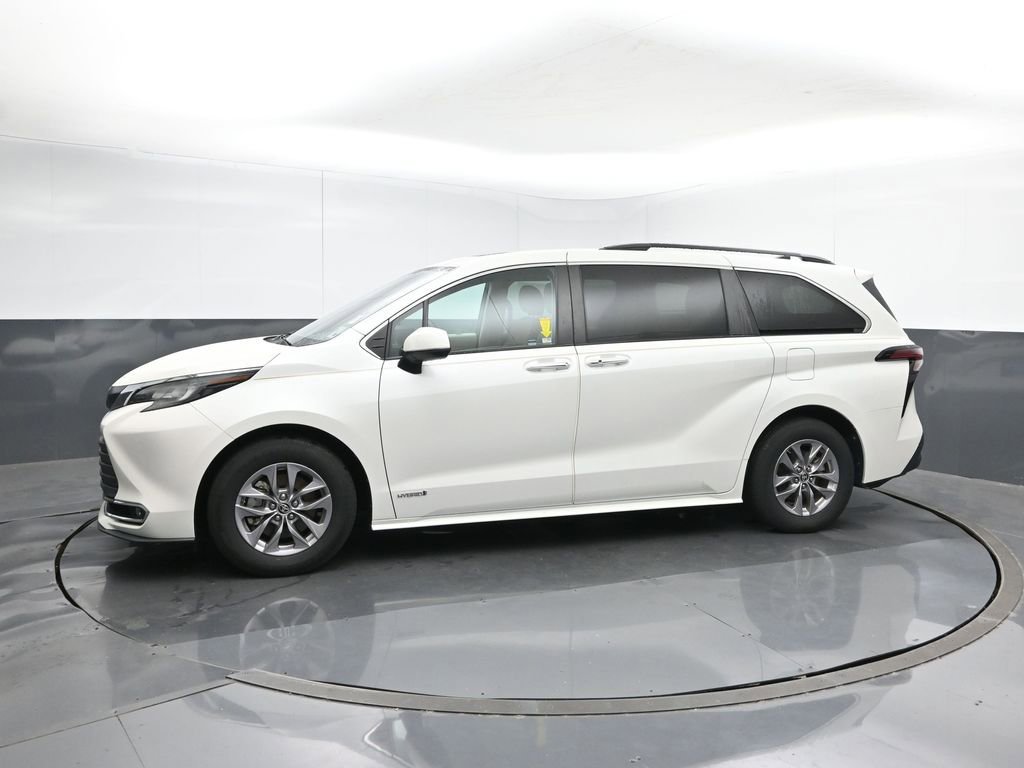 Used 2021 Toyota Sienna XLE image 2