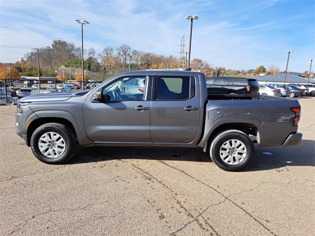 Used 2023 Nissan Frontier SV image 2