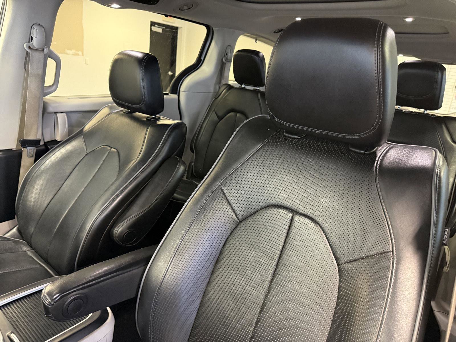 Used 2020 Chrysler Pacifica Limited image 17