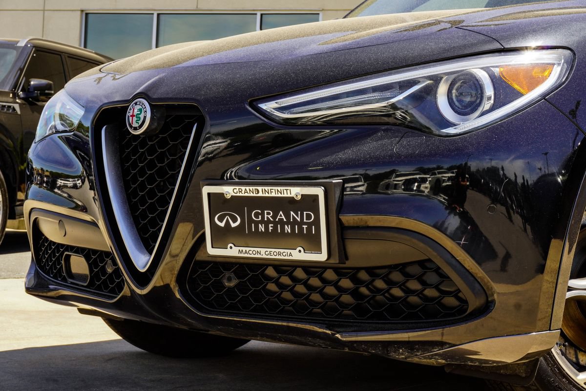 Used 2023 Alfa Romeo Stelvio Ti AWD/4WD image 2