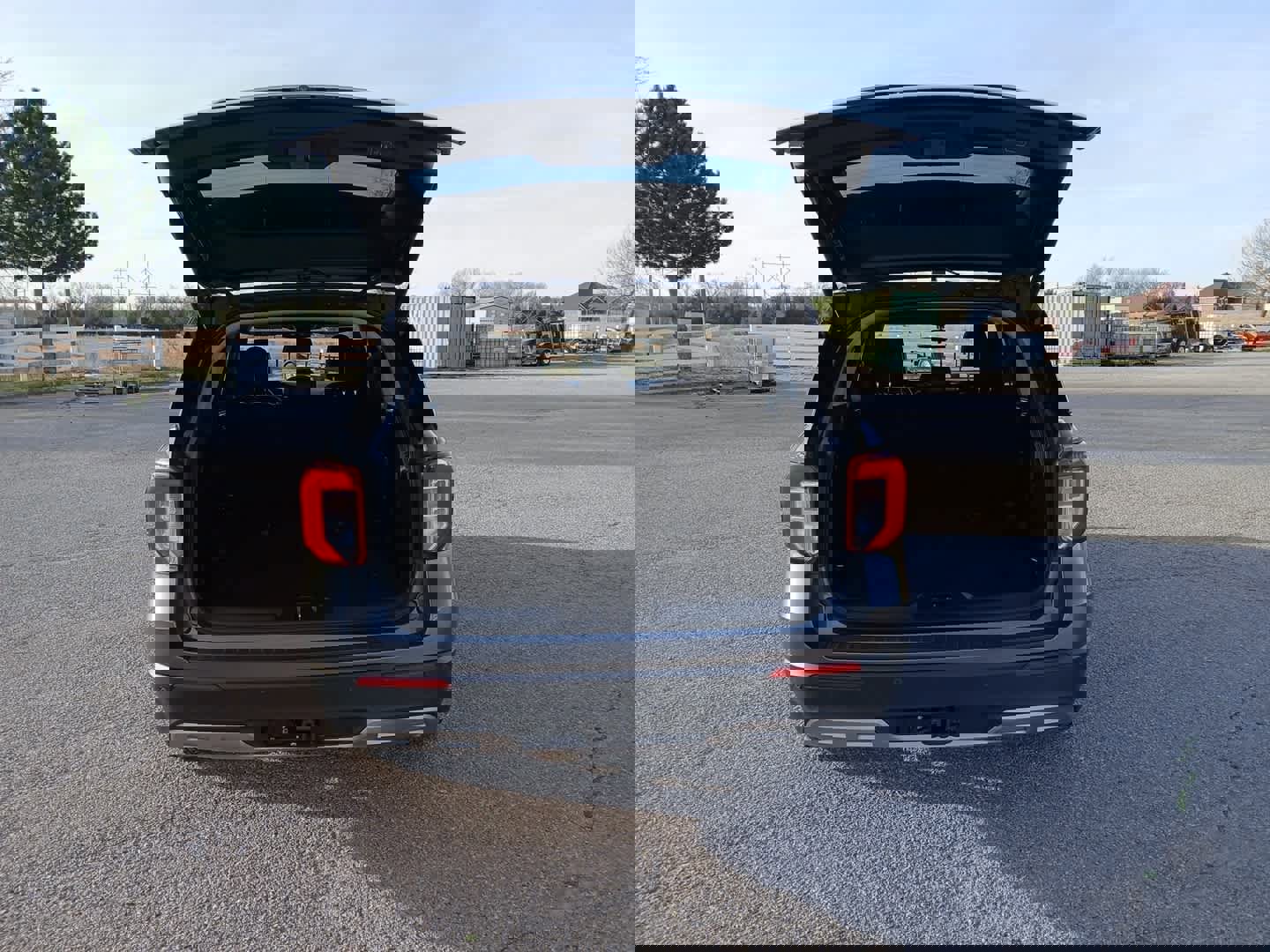 Used 2020 Ford Explorer XLT w/ Equipment Group 202A image 7