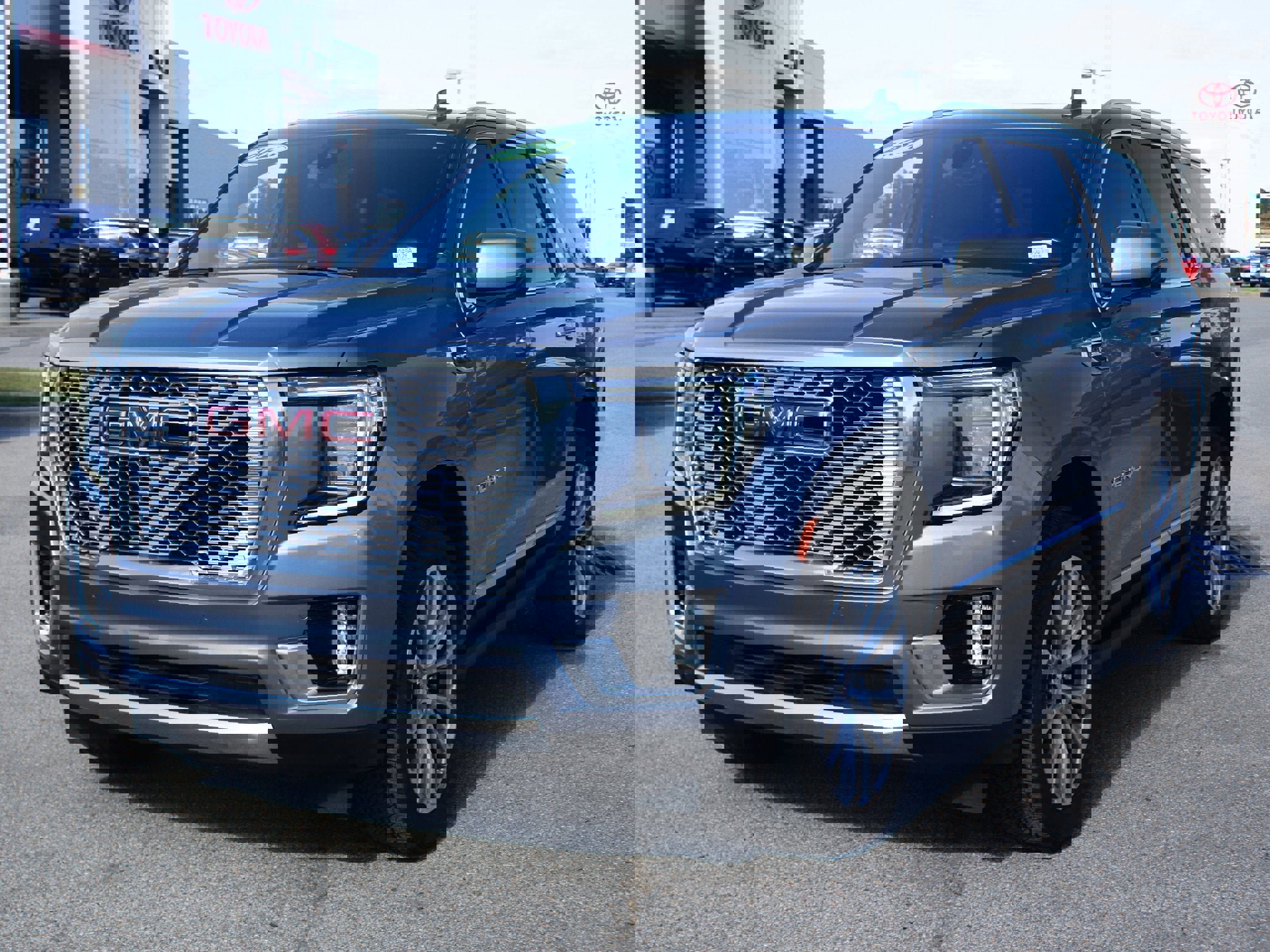 Used 2021 GMC Yukon Denali w/ Denali Premium Package image 2