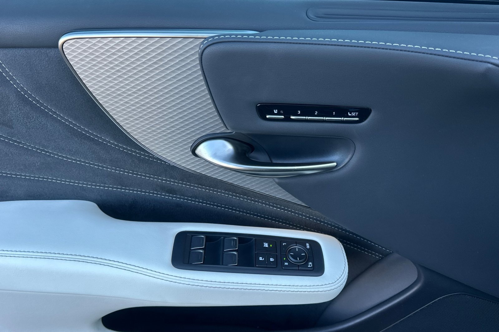 Used 2023 Lexus LS 500 F Sport image 11