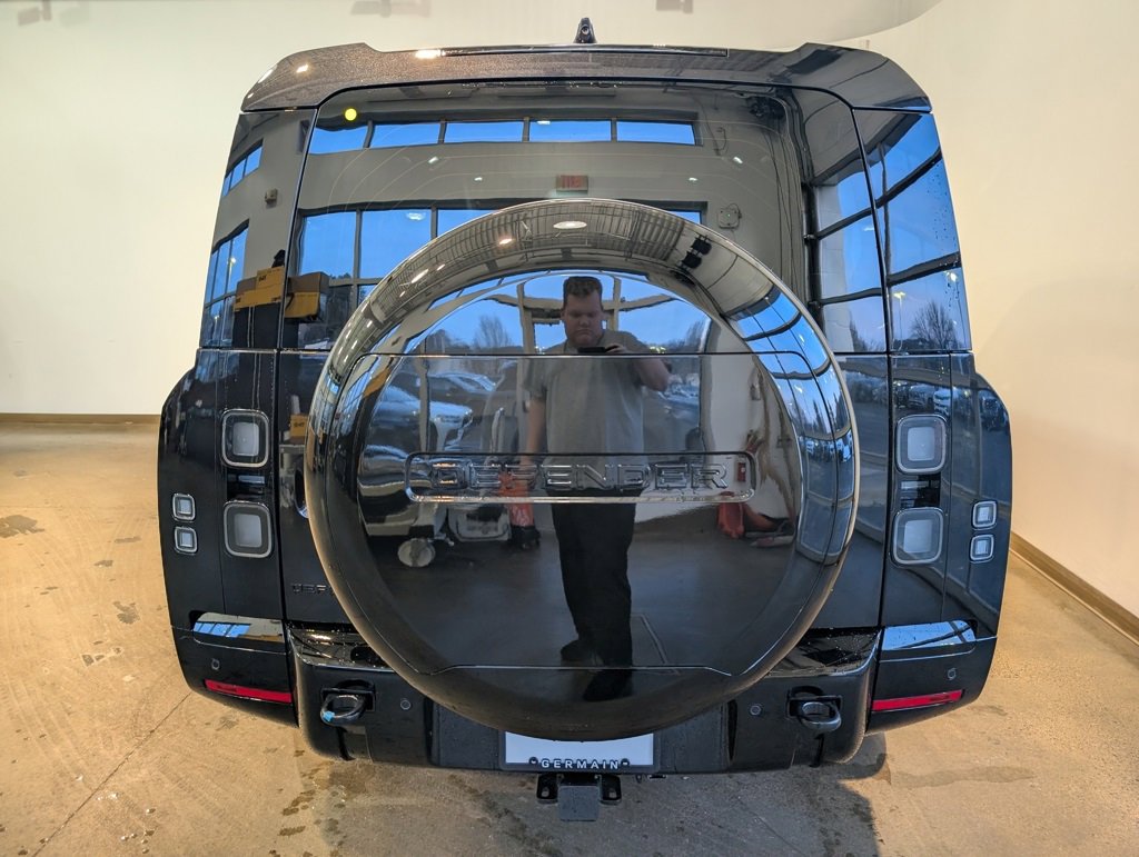 New 2026 Land Rover Defender 130 X-Dynamic SE image 4