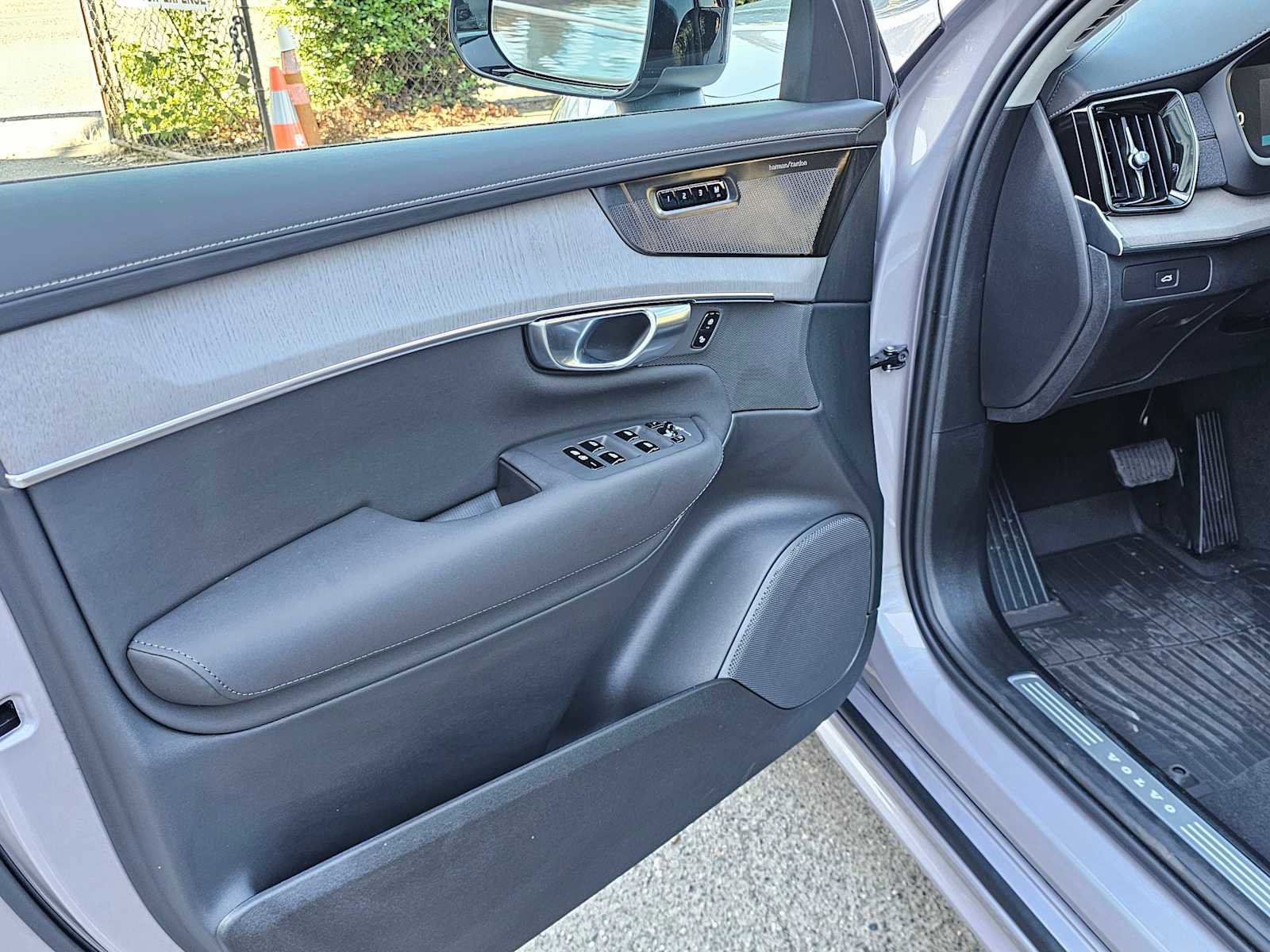 New 2026 Volvo XC90 B6 Ultra w/ Protection Package image 21